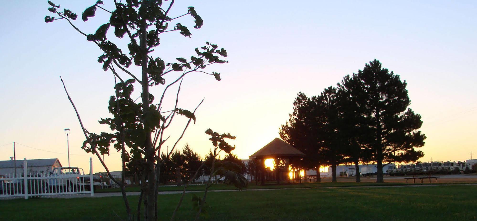 Kansas Country Inn Oakley Exterior foto
